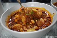 Hari Libur Enaknya Jajan Seblak Super Pedas di Sini