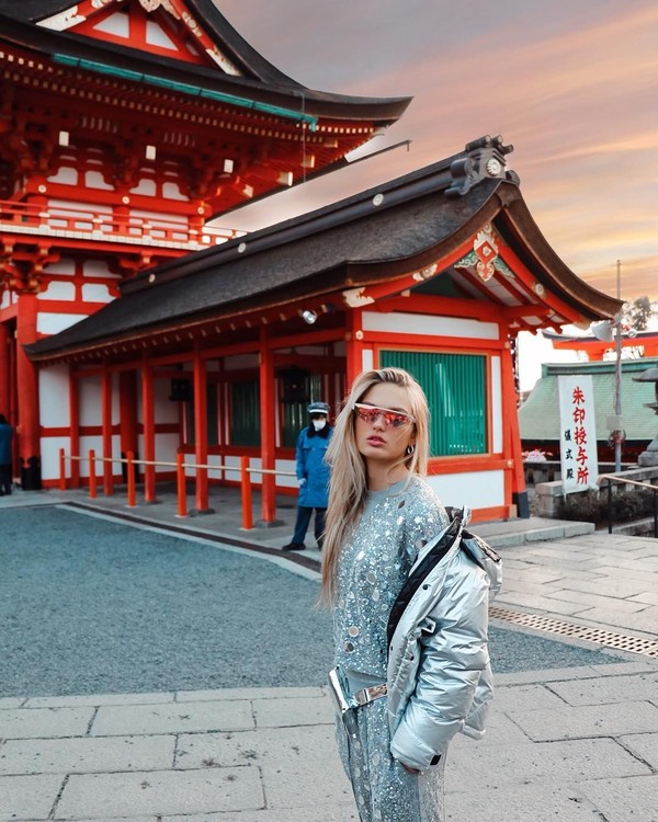 Gayanya saat liburan ke Kyoto, Jepang. (romeestrijd/Instagram)