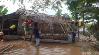 Tanggul anak sungai di selatan Bengawan Solo, Desa Semanding, Kecamatan Bojonegoro kota, jebol. Akibatnya, dua rumah warga yang berada di bantaran tanggul ambruk.