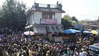 Kepolisian setempat langsung berkerumun di TKP. REUTERS/Mukesh Gupta.