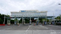 Beginilah sepinya aktifitas Bandara I Gusti Ngurah Rai. Tak terlihat lalu lalang kendaraan ataupun aktifitas masyarakat seperti biasanya. Selamat Hari Raya Nyepi untuk umat Hindu di seluruh penjuru Nusantara.