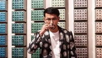 Pria kelahiran 28 Agustus 1987 itu memang penyuka ragam racikan kopi. Kali ini Rio tengah menyesap espresso. Foto: Instagram @riodewanto