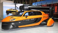 Sejak diperlihatkan ke publik dunia sekitar 15 tahun lalu, mobil terbang Pal-V desainnya tidak berubah secara fundamental. Mobil merupakan gabungan dari helikopter, mobil dan motor. Memiliki kapasitas 2 penumpang dan bisa mencapai kecepatan maksimum 160 km per jam di darat dan bisa dikendarai oleh orang yang memiliki SIM atau Surat Izin Mengemudi (Foto: Newspress)