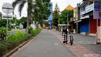 Usai menengok tol, tim pecalang yang bertugas di area tersebut lalu kembali ke posnya sambil mengecek area disekitar desa adat tersebut.