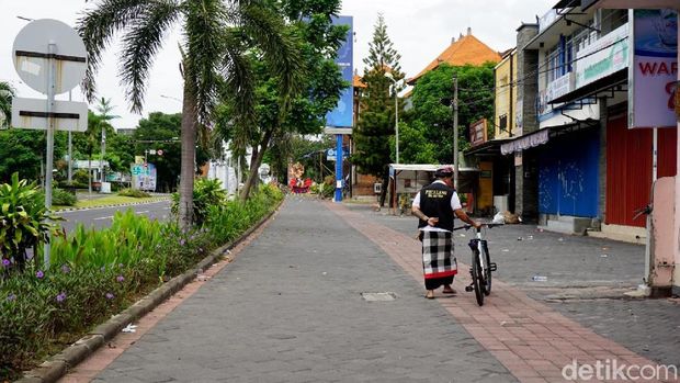 Tak Hanya Bandara, Tol di Bali Juga Tak Luput dari Pengawasan Pecalang. Tampak sejumlah pecalang berpatroli keliling Desa Adat Tuban, Kabupaten Badung, Bali saat Nyepi. Begini potretnya.