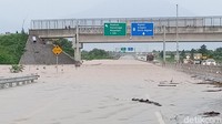 Banjir bahkan hampir mencapai 1 meter.