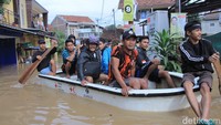 Warga menggunakan perahu untuk membeli kebutuhan makanan pokok di warung, aktivitas kerja, dan keperluan mendesak.