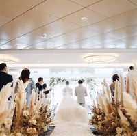 Area kapal pesiar dihias menjadi indah oleh dekorator pernikahan Yuanita Christiani, Bloomsville. Tampak nuansa alam putih kecokelatan menjadi dekorasi utama area pemberkatan pernikahan Yuanita dan Indra. Foto: Axioo/Instagram @yuanitachrist