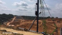 Sedangkan Seksi 2 sepanjang 17,05 Km yang dibagi menjadi dua fase yakni Fase I dari Ranca Kalong-Ciherang dengan panjang 6,35 km sudah selesai tahun 2017 dan fase II Ciherang-Sumedang dengan panjang 10,7 km saat ini progresnya sudah 63,42%. Foto: Dok. Kementerian PUPR