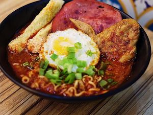 Seblak Pedas Aneka Topping, Jajanan Kekinian Sedap dari Bandung