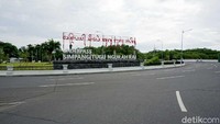 Beginilah suasana jalanan saat Nyepi di Pulau Dewata Bali. Area underpass maupun tol memang tak luput dari pantauan para pecalang. Sebab, beberapa tahun yang lalu ada warga yang kedapatan memancing saat Nyepi disekitar situ.