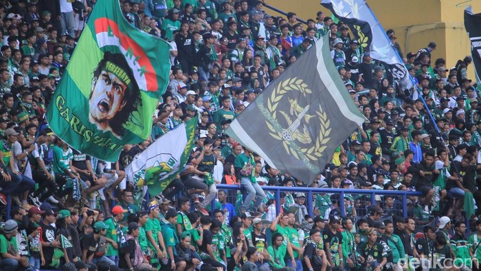 Ada Dilan hadir sebelum Persib Bandung vs Persebaya Surabaya di Stadion Si Jalak Harupat, Kabupaten Bandung, Jawa Barat.