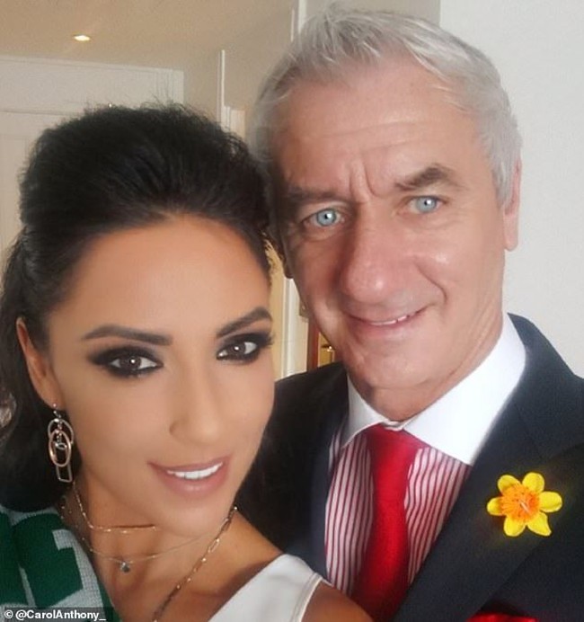 Sebelum dengan Carol, Ian Rush menjalani pernikahan selama 25 tahun dengan wanita bernama Tracy. Dari pernikahan tersebut, dia dikaruniai dua anak. Sosok Carol yang berprofesi sebagai model sempat disebut-sebut sebagai WIL dalam pernikahannya. Foto: Dok. Twitter @CarolAnthony_