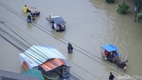 Jalan tersebut hanya dapat dilintasi sepeda, perahu dan delman. Tak jarang, sejumlah warga yang enggan menerobos genangan banjir menaiki perahu dan delman. 