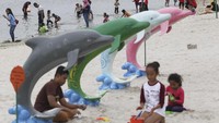 Libur Hari Raya Nyepi dimanfaatkan warga Jakarta untuk mengunjungi tempat rekreasi bersama keluarga. ANTARA FOTO/Dhemas Reviyanto.