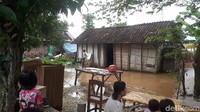 Warga sekitar yang mengetahui kejadian tersebut langsung ikut bergotong royong menyelamatkan harta benda korban. Termasuk ternak sapi untuk diungsikan ke tempat yang aman. Selain itu, kerangka rumah yang masih bisa dimanfaatkan juga diselamatkan agar tidak rusak dan terbawa arus air.