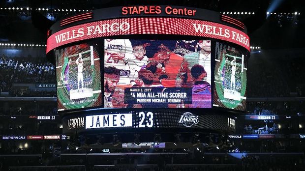 Atmosfer Staples Center usai LeBron James melewati rekor poin Michael Jordan.