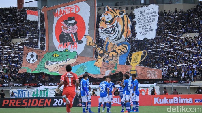 Ada Dilan hadir sebelum Persib Bandung vs Persebaya Surabaya di Stadion Si Jalak Harupat, Kabupaten Bandung, Jawa Barat.