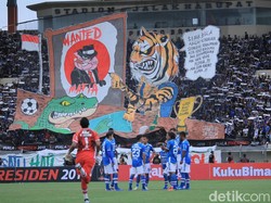 Pertandingan Persib Bandung melawan Persebaya Surabaya dalam laga lanjutan Piala Presiden 2019 berlangsung meriah karena dihadiri pendukung kedua sebelasan.