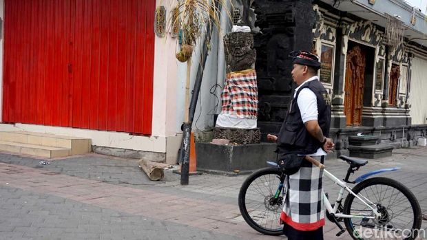 Tak Hanya Bandara, Tol di Bali Juga Tak Luput dari Pengawasan Pecalang. Tampak sejumlah pecalang berpatroli keliling Desa Adat Tuban, Kabupaten Badung, Bali saat Nyepi. Begini potretnya.