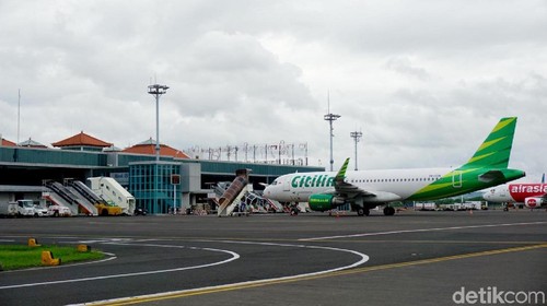 Hari ini umat Hindu seantero Bali merayakan Hari Raya Nyepi, seluruh aktifitas dihentikan dan jalanan menjadi lengang. Tak terkecuali di Bandara Internasional I Gusti Ngurah Rai, Bali.