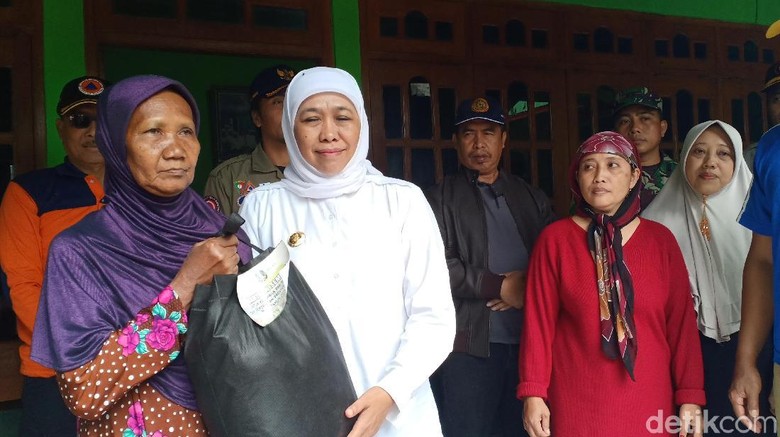Khofifah Minta Relawan Tetap di Lokasi Banjir Hingga 3 Hari ke Depan Khofifah Minta Relawan Tetap di Lokasi Banjir Hingga 3 Hari ke Depan