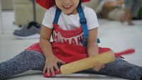 “Kirain ini buat mentung orang.. taunya buat gepengin kue,” tulis keterangan foto Kala ini. Wah, kecil-kecil pintar bikin kue nih! Foto: Instagram kalamadali