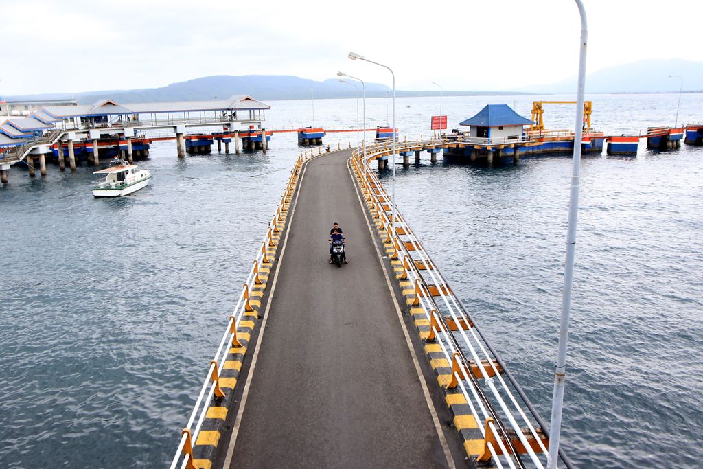 Petugas berjaga di pelabuhan Ketapang, Banyuwangi, Jawa Timur, Rabu (6/3/2019). PT ASDP memberhentikan operasional kapal penyeberangan pelabuhan Ketapang-Gilimanuk pada Rabu 6 maret pukul 23.00 dalam rangka Hari Raya Nyepi Umat Hindu di Bali, dan akan beroperasi kembali pada Jumat 8 Maret mulai pukul 05.55 Wib.ANTARA FOTO/Budi Candra Setya/pd.