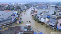 Sejumlah jalan raya juga terputus. Pantauan detikcom, Kamis (7/3/2019) pagi, banjir merendami akses Jalan Raya Dayeuhkolot-Banjaran tepatnya di depan Masjid As-Sofiah sehingga semua jenis kendaraan tak dapat melintas.