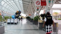 Beberapa pecalang terlihat berjaga di perempatan sekitar Taman Satria Gatotkaca yang dekat dengan pintu masuk ke bandara. 