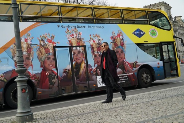 Bus-bus pariwisata di Berlin yang keliling aneka destinasi, sudah dibranding keindahan alam dan budaya Indonesia. Salah satunya bus yang dinaiki Menpar Arief ini (dok Istimewa)
