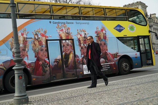 Bus-bus pariwisata di Berlin yang keliling aneka destinasi, sudah dibranding keindahan alam dan budaya Indonesia. Salah satunya bus yang dinaiki Menpar Arief ini (dok Istimewa) Bus-bus pariwisata di Berlin yang keliling aneka destinasi, sudah dibranding keindahan alam dan budaya Indonesia. Salah satunya bus yang dinaiki Menpar Arief ini (dok Istimewa)