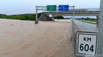Ruas Tol Madiun Terendam Banjir Hingga 1 Meter