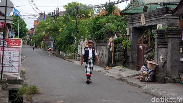 Tak Hanya Bandara, Tol di Bali Juga Tak Luput dari Pengawasan Pecalang. Tampak sejumlah pecalang berpatroli keliling Desa Adat Tuban, Kabupaten Badung, Bali saat Nyepi. Begini potretnya.
