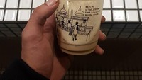 Selain kopi hangat, Rio juga menyukai es kopi. Salah satunya es kopi yang ada di Filosofi Kopi ini. Foto: Instagram @riodewanto