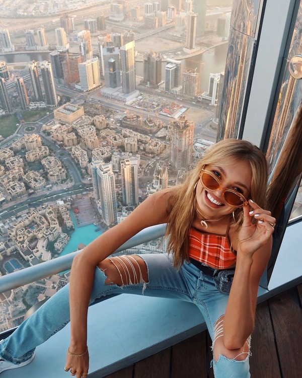 Saat liburan ke Dubai, Romee Strijd berfoto di Burj Khalifa. (romeestrijd/Instagram)