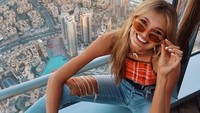 Saat liburan ke Dubai, Romee Strijd berfoto di Burj Khalifa. (romeestrijd/Instagram)