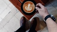 Kali ini Rio membagikan secangkir cappuccino dengan latte art berbentuk daun. Ia memotret kopinya layaknya seorang foodies, ya! Foto: Instagram @riodewanto