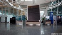 Tiba di kawasan bandara, hanya terlihat beberapa petugas aviation security yang patroli.