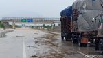 Ruas Tol Madiun Terendam Banjir Hingga 1 Meter