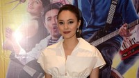 Anggika Bolsterli cantik dengan busana serba putih. Foto: Noel
