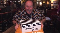 Ini momen ketika Steve merayakan ulang tahun ke 60. Ia terlihat memasang wajah sumringah saat di depan sebuah cake besar. Happy Birthday! Foto : Instagram @stevevandoren