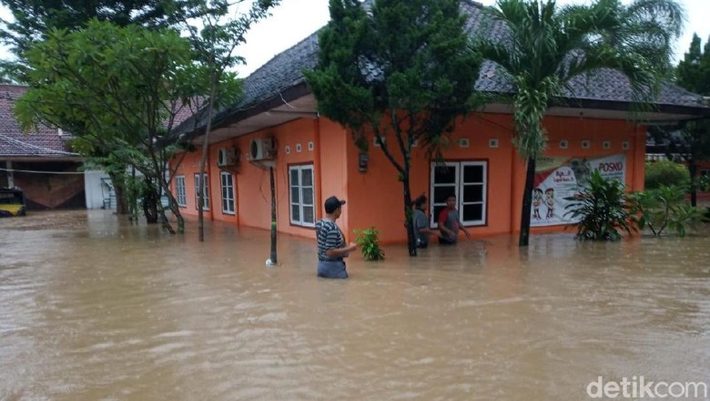 Bawaslu Ponorogo Tergenang Banjir Setinggi 1 Meter Bawaslu Ponorogo Tergenang Banjir Setinggi 1 Meter