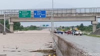 Banjir yang menggenangi jalan tol bagian dari ruas Ngawi Kertosono terjadi mulai pukul 02.00 WIB dini hari.