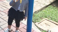 Saat tes masuk preschool, Kala malah asyik ngemil pisang nih. Gayanya gemesin banget! Foto: Instagram kalamadali