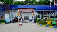 Hal berbeda terlihat di bagian proyek perluasan bandara. Beberapa pekerja masih berada di sekitaran proyek untuk memeriksa dan mengecek alat berat. Dikawal pecalang, mereka lalu diantar kembali ke mess.