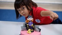 Sewaktu ulang tahun keempat, Kala memilih kue tema superhero. Nah, gaya Kala sudah kelihatan jagoan belum? Foto: Instagram kalamadali