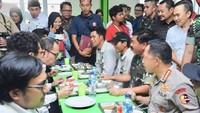 Berkunjung ke PT Indonesia Morowali Industrial Park (IMIP), Kabupaten Morowali, Sulawesi Tengah. Hadi Tjahjanto menyempatkan diri untuk makan siang bersama berberapa pegawai di sana. Foto: Istimewa