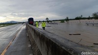 Banjir yang menggenangi ruas Tol Ngawi-Kertosono itu terjadi mulai pukul 02.00 WIB. Akibatnya, ada dua kendaraan truk gandeng yang terjebak dan belum bisa keluar.