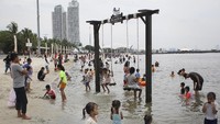 Memanfaatkan libur Nyepi, sejumlah warga Jakarta pergi ke tempat rekreasi salah satunya Pantai Karnaval Ancol. ANTARA FOTO/Dhemas Reviyanto.